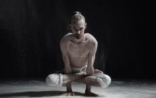 posture coq yoga